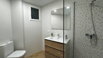 SĂšche-cheveux, serviettes fournies, savon, papier toilette