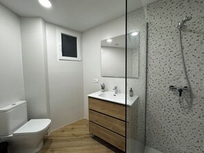 Een haardroger, handdoeken, zeep, toiletpapier