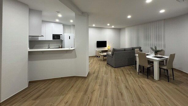 Un apartamento moderno con cocina, comedor y sala de estar.