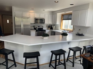 Kjøleskap, mikrobølgeovn, ovn og kokeplater