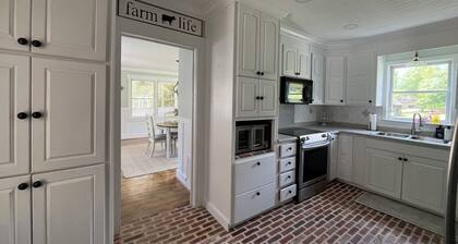 14 Miles from Athens- 1890s Private Farmhouse Retreat on 15 Acres w/ Barn & Pond