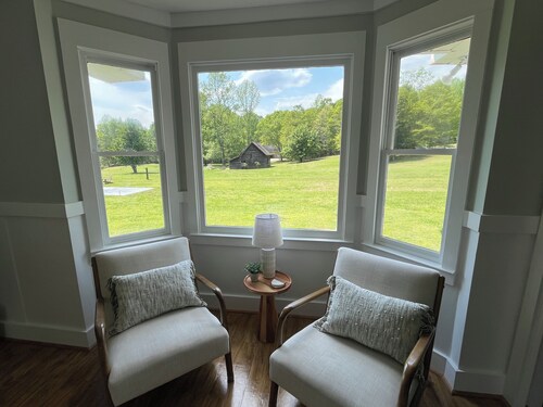 14 Miles from Athens- 1890s Private Farmhouse Retreat on 15 Acres w/ Barn & Pond