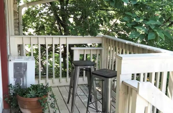 Property grounds - Location! 6th street in Clarksville neighborhood. Walk to attractions. (Austin)