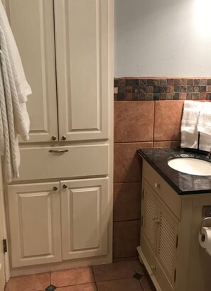 Secadora de cabello, toallas, jabón, papel de baño