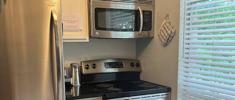 Refrigerador, microondas, horno, placa de cocina