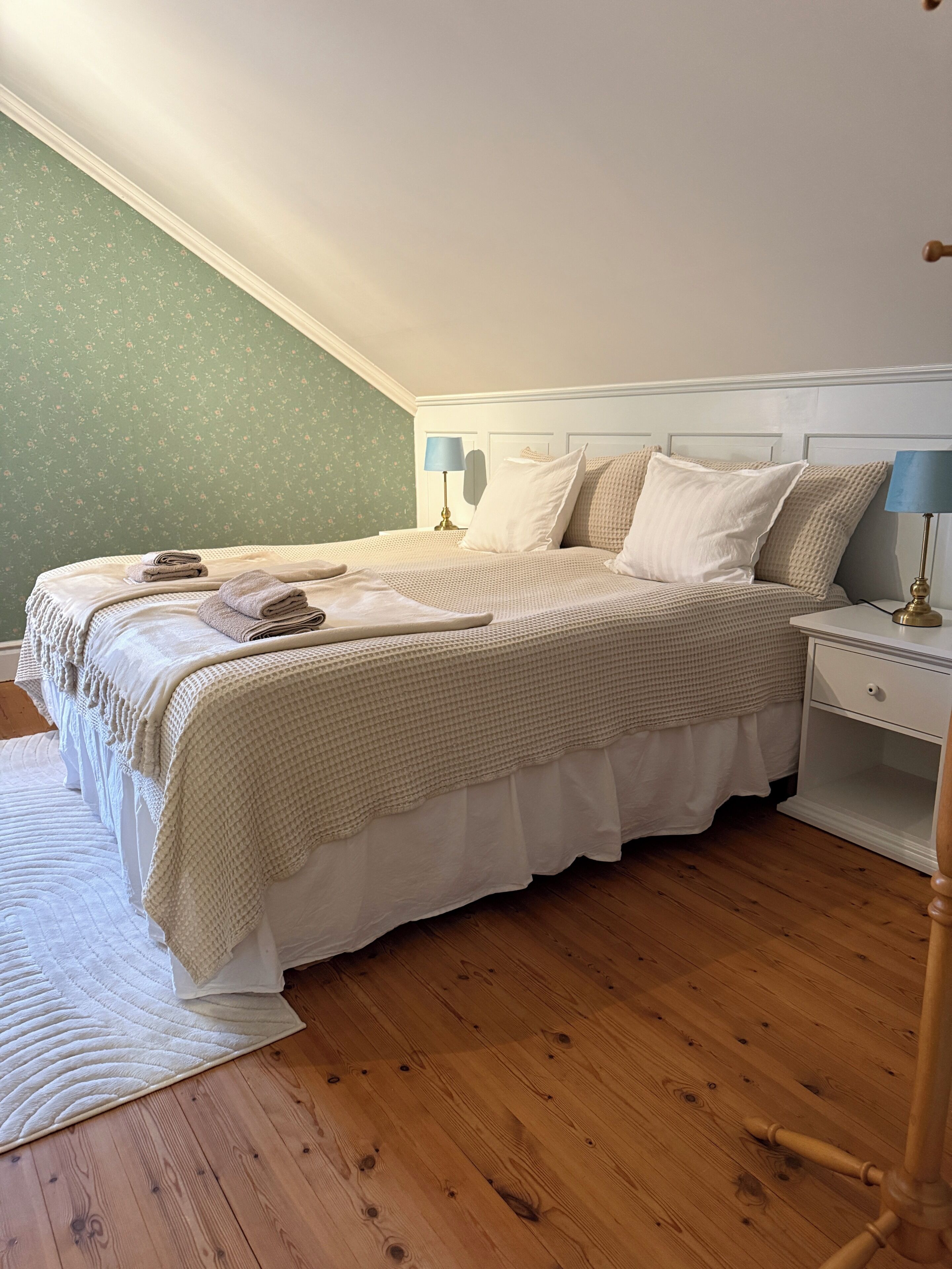 Dobbelt- eller tomannsrom – junior, delvis utsikt mot innsjø | Wi-fi (inkludert) og sengetøy