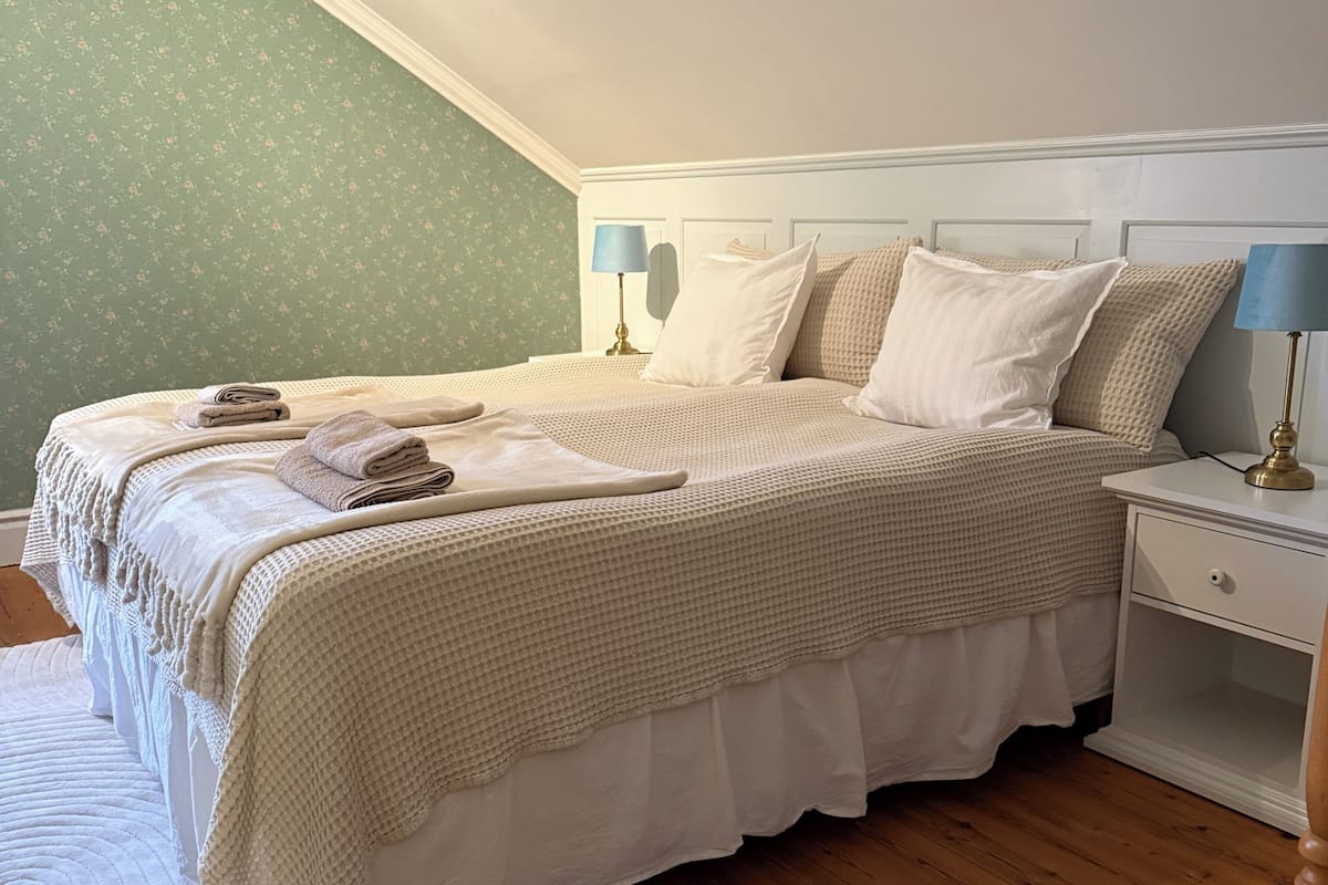 Dobbelt- eller tomannsrom – junior, delvis utsikt mot innsjø | Wi-fi (inkludert) og sengetøy