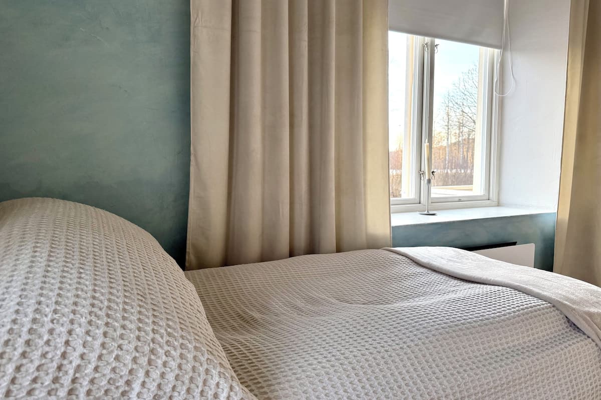 Habitación básica con 1 cama matrimonial o 2 individuales, vista al patio | Cuna de viaje, wifi gratis y ropa de cama