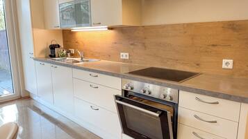 KĂŒhlschrank, Ofen, Herdplatte, GeschirrspĂŒler