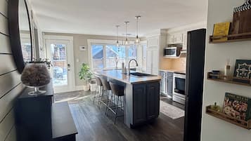 Jääkaappi, mikroaaltouuni, uuni, liesi