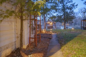 Property grounds - Cozy Indianapolis Riverside Home on White River (Indianapolis)