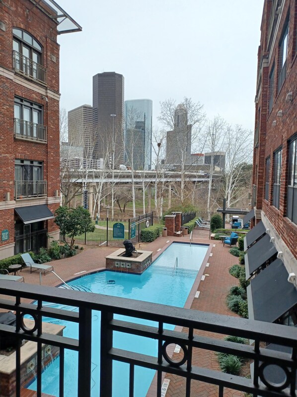 Outdoor pool - Sabine street Lofts Forget your worries in this spacious peaceful atmosphere (Houston)