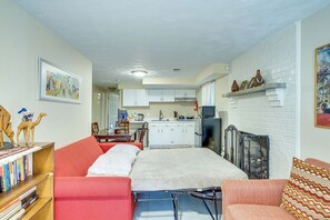 Una Smart TV, una chimenea, una pantalla de ordenador, una impresora