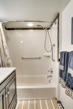 Hair dryer, towels, soap, toilet paper - Tranquil 1-bed apt sleeps 4 overlooking Indian Creek Gorge w/ WiFi, AC & hot tub (Alexandria)