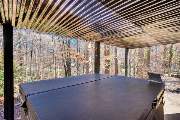 Terrace/patio - Tranquil 1-bed apt sleeps 4 overlooking Indian Creek Gorge w/ WiFi, AC & hot tub (Alexandria)