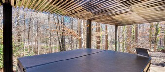 Tranquil 1-bed apt sleeps 4 overlooking Indian Creek Gorge w/ WiFi, AC & hot tub