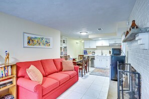 Una Smart TV, una chimenea, una pantalla de ordenador, una impresora