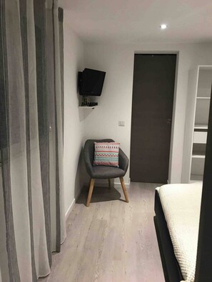 1 habitación, tabla de planchar con plancha, wifi y ropa de cama 
