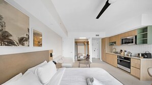 Room - Skyline Chic Downtown Studio Getaway (Miami)