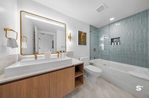Bathroom - Skyline Chic Downtown Studio Getaway (Miami)