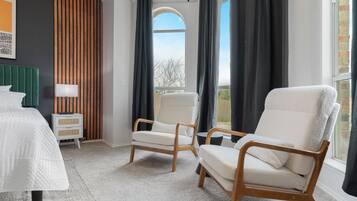 5 bedrooms, iron/ironing board, WiFi, bed sheets