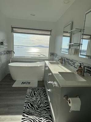 Dusche, Haartrockner, Handtücher, Toilettenpapier