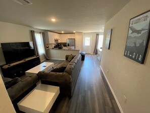 Living area - Charming 3BR house w/ WiFi in Converse, right next to San Antonio, New Braunfels (Converse)