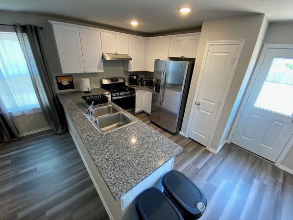 Private kitchen - Charming 3BR house w/ WiFi in Converse, right next to San Antonio, New Braunfels (Converse)