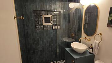 Een douche, een haardroger, handdoeken, zeep