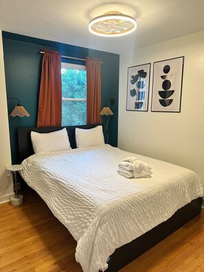 3 slaapkamers, een strijkplank/strijkijzer, internet, beddengoed