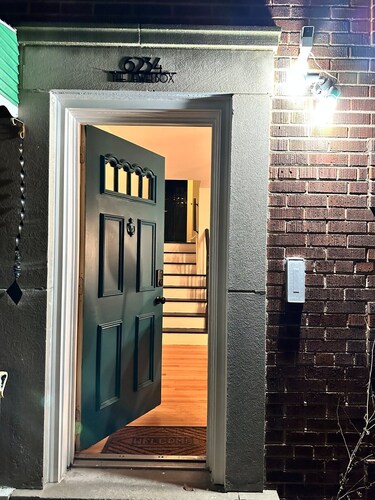 Charming Edgewater Townhome | Steps to Lake Michigan & CTA | Backyard + Fire Pit