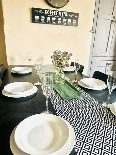 3-bedroom St faith street Lincoln location+comfort+FREE parking for 2 cars