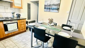 Unclassified image, 5 of 25, button - 3-bedroom St faith street Lincoln location+comfort+FREE parking for 2 cars (Lincoln)