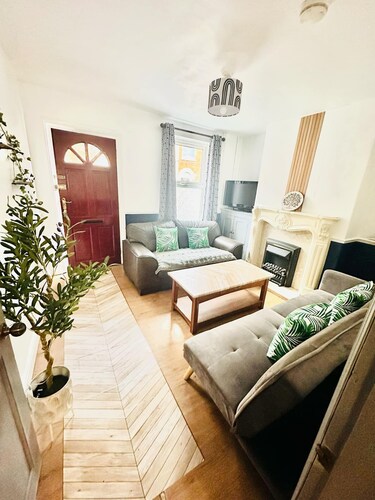 3-bedroom St faith street Lincoln location+comfort+FREE parking for 2 cars