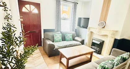 3-bedroom St faith street Lincoln location+comfort+FREE parking for 2 cars
