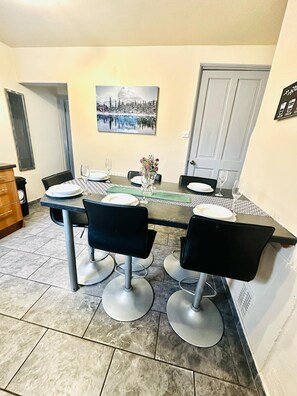Dining - 3-bedroom St faith street Lincoln location+comfort+FREE parking for 2 cars (Lincoln)