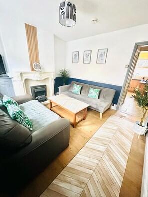 Smart TV - 3-bedroom St faith street Lincoln location+comfort+FREE parking for 2 cars (Lincoln)