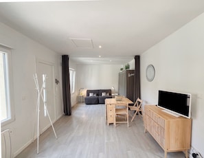 Living area - Le Cocon, magnificent studio, private garden and parking near Paris and Disney (FONTENAY-SOUS-BOIS)