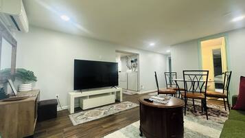 Een smart-tv en boeken