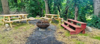 The “Specchio”; 2 Queen beds-2 bath, family Apt, WiFi, AC, pet friendly, firepit