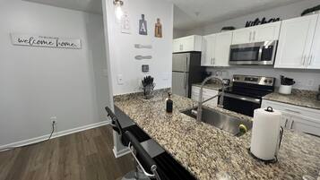 冰箱、微波炉、烤箱、炉灶