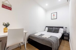 2 bedrooms, iron/ironing board, WiFi, bed sheets - Independent apartment with patio (London)