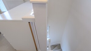 A staircase with a white handrail and a beige carpet. - Corner by the Canal - Leeds Central Duplex - Pass the Keys (Leeds)