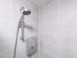 Ducha, secador de pelo y toallas