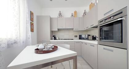 POOL and BALCONY- LUXURY APARTMENT - JACUZZI -WiFi-AirCondition