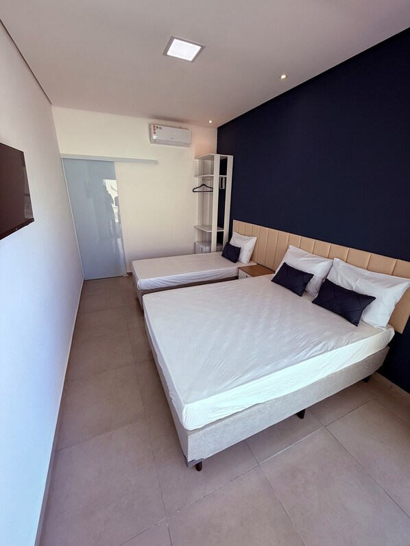 1 bedroom, WiFi - Just 2 blocks from the beach, with swimming pool (Jardim Virginia Guarujá)