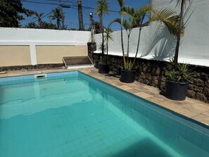 Pool - Just 2 blocks from the beach, with swimming pool (Jardim Virginia Guarujá)