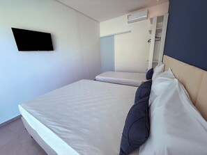 1 bedroom, WiFi - Just 2 blocks from the beach, with swimming pool (Jardim Virginia Guarujá)