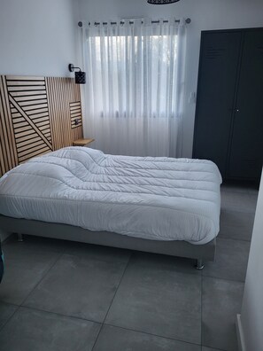 2 chambres, fer et planche à repasser, Wi-Fi, draps fournis