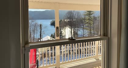 Vacation Home with 8 beds & fast WiFi with view of the Adirondacks & Lake George